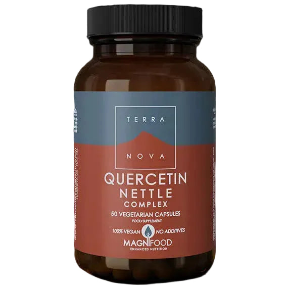 Terranova Quercetin Nettle Complex: Amber bottle of Terranova Quercetin Nettle Complex food supplement, featuring a label with branding, the Magnifood logo, and text indicating it contains 50 100% vegan, additive-free vegetarian capsules.
