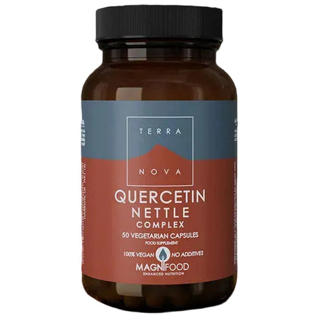 Terranova Quercetin Nettle Complex: Amber bottle of Terranova Quercetin Nettle Complex food supplement, featuring a label with branding, the Magnifood logo, and text indicating it contains 50 100% vegan, additive-free vegetarian capsules.